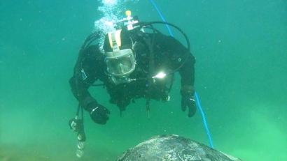 Symbolbild: Wasserschutzpolizei/dpa
Ein Polizeitaucher schwimmt im Bodensee um einen Sprengkörper.