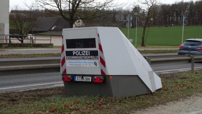 Archivbild: Houschka
Seit nahezu einem halben Jahr beschäftigt dieser über 20 Zentner wiegende Koloss die Amberger Justiz. Der fahrbare Blitzer hatte auf der A6 bei Theuern (Kreis Amberg-Sulzbach) über Tage hinweg Temposünder fotografiert. 500 von ihnen legten Einspruch gegen Bußgeldbescheide ein.