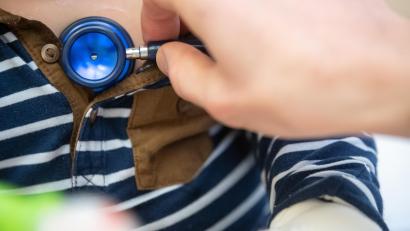 Symbolbild: Sebastian Gollnow
Ein Arzt untersucht mit dem Stethoskop ein Kind. Obwohl Kinder und Jugendliche selten schwer an Covid-19 erkranken, gibt es auch unter ihnen Post-Covid-Fälle.