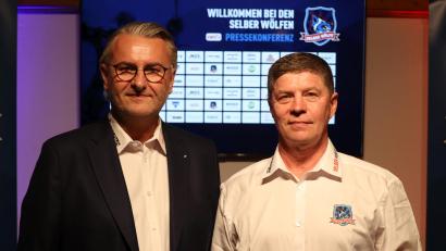Bild: Pauline Manzke
Sergej Waßmiller (rechts) wurde von den Selber Wölfen als neuer Cheftrainer vorgestellt, links Geschäftsführer Thomas Manzei.