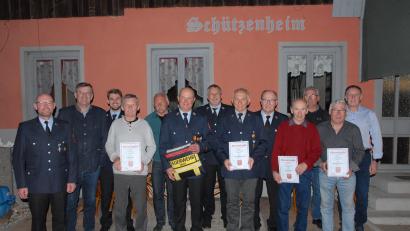 Bild: pop
Die Feuerwehr Emhof ehrt langjährige Mitglieder. Ihnen gratulieren Vorsitzender Christian Singer und Bürgermeister Peter Braun (von links) sowie Kreisbrandinspektor Hubert Blödt, Zweiter Bürgermeister Martin Bauer und Dritter Bürgermeister Mathias Huger (rechts, hintere Reihe).