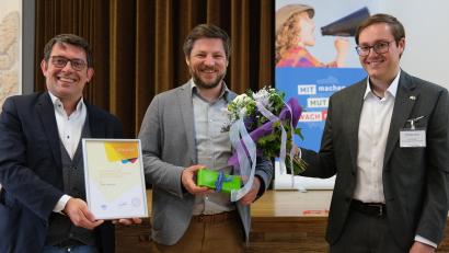 Bild: Hirsch
Der Präsident des Landesjugendrings, Matthias Fack (links), überreichte dem scheidenden Vorsitzenden des Kreisjugendrings Schwandorf, Peter Neumeier (Mitte), eine Dankesurkunde. Vom Bezirksvorsitzenden Philipp Seitz (rechts) bekam er Blumen und ein Geschenk.