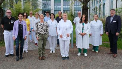 Bild: Klinikum/Uschold/exb
Das neu gegründete PSU-Team am Klinikum Amberg. PSU steht für psychosoziale Unterstützung. 13 Mitarbeiterinnen und Mitarbeiter unterstützen ab sofort Kollegen, die im Alltag Geschichten erlebt haben, die sie nicht mehr loslassen.