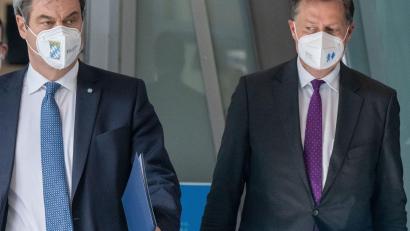 Symbolbild: Peter Kneffel/dpa/Archiv
Markus Söder (l) und Stephan Mayer gehen zu einer Pressekonferenz.
