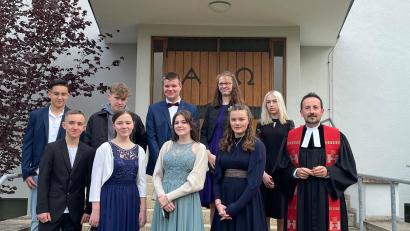 Bild: wku
Die neun Hirschauer Konfirmanden werden von Pfarrer Stefan Fischer (rechts) heuer in der Auferstehungskirche in Amberg konfirmiert.