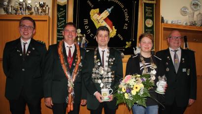 Bild: kro
Die Königsproklamation des Schützenvereins „Linda“ Mähring fand im Rahmen eines Bayerischen Abends statt. Im Bild (von links): Erster Schützenmeister Martin Riedl, „Knackwurst-Kettenträger“ Robert Müller, Schützenkönig Uwe Dybicki, Jungschützenkönigin Hanna Weiß und Zweiter Gauschützenmeister Martin Dietz.