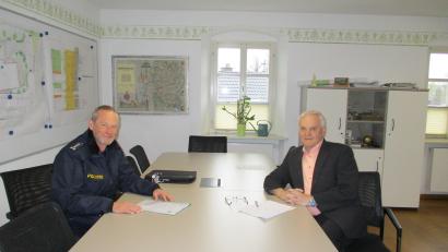 Bild: Gemeinde Kulmain/exb
Polizeichef Bernhard Gleißner im Gespräch mit Bürgermeister Günter Kopp.