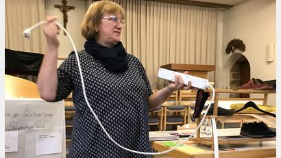 Bild: ak
Auch ein lose verlegtes Kabel kann die Ursache für eine schwerwiegende Sturzverletzung sein, erklärte die Referentin Margit Hirsch.