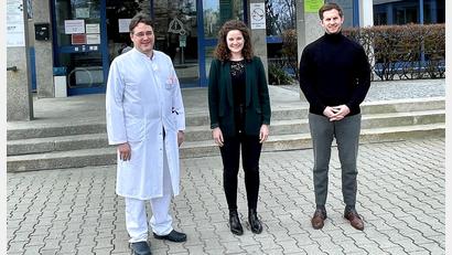 Bild: Steffen König/exb
Dr. Christian Glöckner begrüßte den neuen Klinikmanager Felix Sasse (rechts), der die Nachfolge von Jana Humrich antritt.