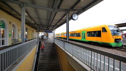 Bild: Gerhard Götz
Die Bahnhöfe der Region sieht das Zukunftskonzept des Landkreises als "bauliche Visitenkarten" der jeweiligen Orte. Da ist einiges zu tun, nicht nur was die mangelnde Barrierefreiheit wie in Schwandorf (Bild) anbetrifft.