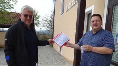 Bild: Houschka
In einer kurzen Begegnung vor dem Rathaus überreichte Bernhard Tschöpl (links) eine Liste mit 247 Unterschriften an Bürgermeister Christian Ziegler. Damit ist die notwendige Anzahl von Signaturen gegen eine im Fensterbacher Rathaus neu einzubauende Ölheizung erreicht.