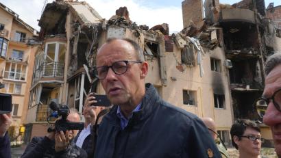 Bild: Efrem Lukatsky/dpa
Ukraine, Irpin: Friedrich Merz, CDU-Parteivorsitzender, geht umgeben von Journalisten durch die Stadt Irpin.