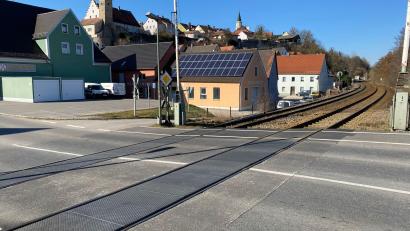 Bild: Wilhelm Amann
Bahnübergang und Lärm nach Bahn-Elektrifizierung: Sind diese Probleme der Stadt Nabburg durch eine Tieferlegung der Bahnlinie zu lösen? Eine vom Stadtrat in Auftrag gegebene Machbarkeitsstudie soll es zeigen.