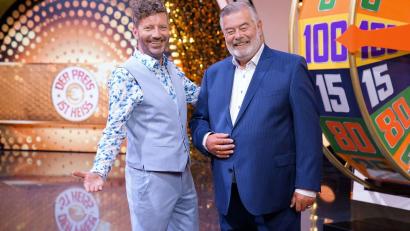 Bild: Stefan Gregorowius/RTL+/dpa
Showmaster Harry Wijnvoord (r) und Thorsten Schorn präsentieren die Show „Der Preis ist heiß“.