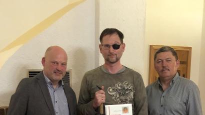 Bild: ils
Bezirksvorsitzender Dieter Götz (links) und Vorsitzender Werner Kandler (rechts) ehren Werner Wiesgickl für 25 Jahre Mitgliedschaft beim Deutschen Bundeswehr Verband. Der gesamte Vorstand des "ERH Weiden" wurde bei den Neuwahlen im Amt bestätigt.
