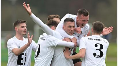 Archivbild: ref
Mergim Bajrami (Mitte) hat den "Bayerntreffer" des Monats November erzielt. So richtig freuen konnte er sich in dem Moment noch nicht, weil er gar nicht wusste, dass der Ball drin war.