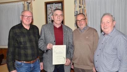 Bild: fjo
Dritter Bürgermeister Ewald Zetzl gratuliert Werner Kennel zur Auszeichnung durch Rainer Bauer und Willibald Roauer (von links).