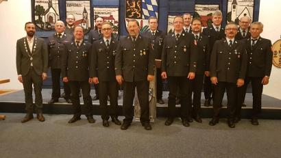 Bild: gi
Landrat Andreas Meier (Dritter von links) ehrte 18 Feuerwehrmänner für 25- bzw. 40-jährige ehrenamtliche Dienstzeit aus sechs von zehn Feuerwehren der Marktgemeinde Moosbach. Bürgermeister Armin Bulenda (links), Kreisbrandinspektor Martin Weig (Zweiter von links) und Kreisbrandmeister Thomas Kleber (Achter von links) gratulierten.