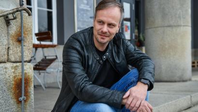 Bild: Florian Miedl/fph
Er ist gespannt, wie sein neuestes Werk ankommt: Ab Freitag, 6. Mai, gibt es Lars Raus neusten Song bei allen Streaming-Diensten.