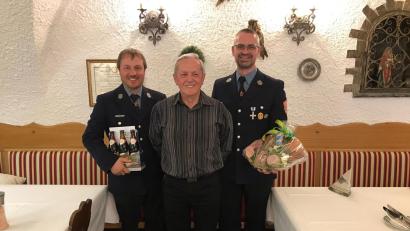Bild: Willi Schreiber/FFW Ellenfeld/exb
Kommandant Josef Richtmann (links) und Feuerwehr-Vorsitzender Markus Gmeiner (rechts) gratulierten Hermann Ries zum 70. Geburtstag.