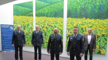 Bild: Polizeiinspektion Tirschenreuth/exb
Bei der kleinen Feierstunde waren (von links) der Chef der PI Tirschenreuth, Günther Burkhard, Polizeivizepräsident Thomas Schöniger, Kriminalhauptkommissar Johannes Zeug, Polizeihauptkommissar Andreas Sennert (neuer "Vize-Chef") und Erster Kriminalhauptkommissar Franz Eichenseher (Personalrat) dabei.