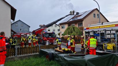 Bild: sne
Die Feuerwehren Grafenwöhr, Eschenbach, Pressath, Hütten, Gmünd, Gössenreuth, Weiden und die Lagerfeuerwehr rückten am Mittwoch zu einem Brand aus. Auch die Drehleiter kam zum Einsatz.