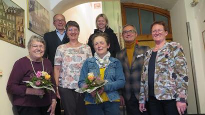 Bild: jzk
Für langjährige Mitgliedschaft gab es für Erika Doleschal und Claudia Porst (vorne von links) Blumen und Gratulationen von Stellvertretender FU-Kreisvorsitzender Rita Ponnath, CSU-Ortsvorsitzendem Werner Nickl, FU-Ortsvorsitzender Luitgard Witt, JU-Geschäftsführerin Maria Heser und Bürgermeister Roman Schäffler (von rechts).