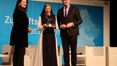 Bild: olr
Landwirtschaftsministerin Michaela Kaniber, Heimatbotschafterin Äbtissin Laetitia Fech und Finanz- und Heimatminister Albert Füracker beim "Bürgerdialog"