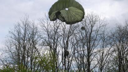Bild: Beckerbredel
Der 41-jährige Weidener ist nun zwei Jahre auf Bewährung, nachdem er in fünf Fällen wegen Diebstahls und Hehlerei verurteilt wurde. Unter anderem wurde bei ihm ein Fallschirm gefunden, der in einem Baum festgehangen war.