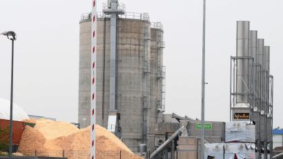 Bild: Gabi Schönberger
In der Nacht zum Dienstag waren auf dem Ziegler-Werksgelände in Döllnitz (Landkreis Neustadt an der Waldnaab) weit über 100 Feuerwehrkräfte im Einsatz. In einer Maschine, die Holz für die Pelletproduktion verarbeitet, war es zu einer Verpuffung gekommen.