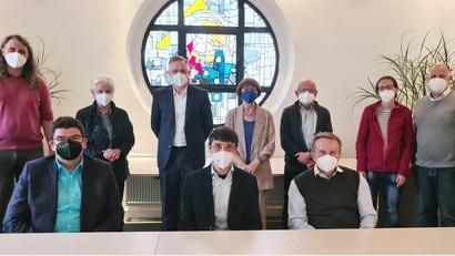 Bild: SAPV/exb
Holger Schedl (vordere Reihe, links) und Karl Rühl (vordere Reihe, rechts) leiten ab sofort die SAPV in der Region. Sie bedankten sich beim bisherigen Vorstand Michael Gleißner (vordere Reihe, Mitte).