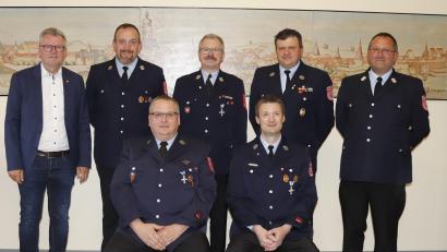 Bild: mfh
Das Füßhrungsgremium der Feuerwehr Sulzbach-Rosenberg mit den beiden neu gewählten Kassenprüfern: (stehend, von links) Bürgermeister Michael Göth, Zweiter Vorsitzender Markus Kiel, Erster Vorsitzender Thomas Wiesent, Erster Kommandant Armin Buchwald, (sitzend, von links)Armin Schall und Thomas Pöllinger.