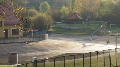 Bild: fjo
Das Sicherheitsnetz rund um den Naturbadesee steht und kündet bereits vom baldigen Beginn der Waidhauser Freibadsaison mit vielen Neuerungen.