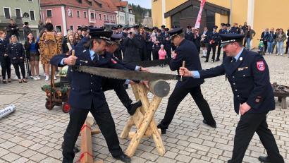 Bild: mis
Bei wem purzelt das Holzstück schneller? Die Vorsitzenden und die Kommandanten der FFW Oberköblitz mussten sich beim Patenbitten für ihre Jubiläumsfeier in mehreren Aufgaben beweisen.