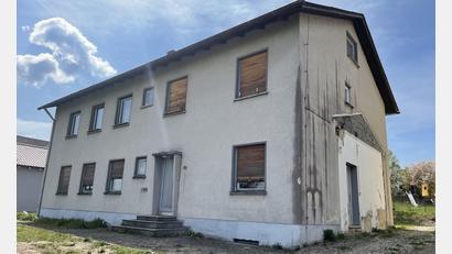 Bild: e
Das ehemalige Lehrerwohnhaus in Kemnath am Buchberg: Für seine Nachfolgenutzung lässt der Schnaittenbacher Stadtrat ein Konzept erstellen.