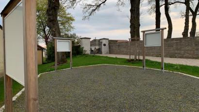 Bild: ck
Daran ist die Überstundenflut der Bediensteten der Stadt Vohenstrauß nicht schuld: Die drei Schautafeln am Friedhof in Vohenstrauß sind noch immer leer. Das Planungsbüro hatte ein pädagogisches Konzept versprochen. Sinn und Zweck von Blühwiesen oder Insektenhotels sollen dann mit Infomaterial in den Schaukästen erläutert werden.