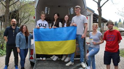 Bild: Luisenburg-Gymnasium/exb
40 Kisten mit Hilfsgütern übergaben (von links) Lehrer Markus Thoma und die Schüler Celina Krauß, Jule Träger, Tabea Pfeifer, Karolina Wirz und David Ziegler an Vanessa Vobis und Lorenz Ziegeltrum.