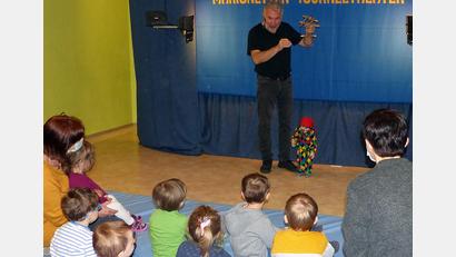 Bild: lgc
Josef Grünholz erzählte mit seinem Kasperl den Kindergartenkindern die Geschichte von der schlampigen Prinzessin.