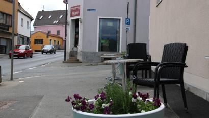 Bild: prh
Vor dem Neubau auf dem Areal der ehemaligen Gaststätte "Deutsche Eiche" hat der Stadtrat Neustadt die Bestuhlung durch einen benachbarten Wirt untersagt.