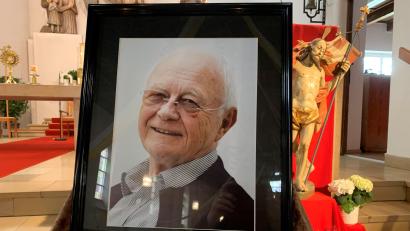 Bild: ck
Eine große Trauergemeinde nimmt am Dienstag in der Pfarrkirche St. Konrad in Weiden Abschied von Ernst Fischer.