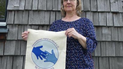 Bild: rn
Stolz präsentierte Koordinatorin Elisabeth Gottsche die neue GeHiH-Tasche mit dem Loge „Helfende Hände“.