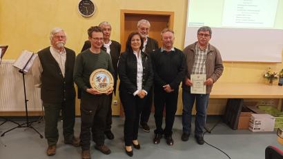 Bild: Roland Schleicher/exb
Ehrungen bei der Jägerkameradschaft Auerbach: (von links) Herbert Bachhuber (40 Jahre Mitgliedschaft), Marco Haslbeck (Gewinner Vereinsscheibe), der neue Vorsitzende Reiner Thanner, seine Stellvertreterin Gabi Schleicher, die neuen Ehrenmitglieder Dieter Möller und Heinrich Krodel, Edwin Horst (40 Jahre Mitgliedschaft).