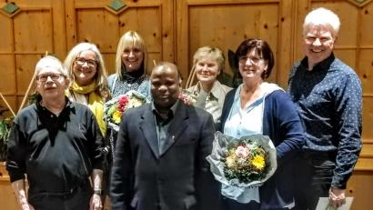 Bild: sgr
Die Pfarrei St. Martin Wutschdorf verabschiedet ausgeschiedene Pfarrgemeinderäte (von links): Kirchenpfleger Ernst Rupprecht, Pfarrgemeinderatssprecherin Johanna Köbler, Silvia Piehler, Pfarrer Moses Gudapati, Elfriede Heldmann, Elisabeth Eckl und Norbert Altmann.