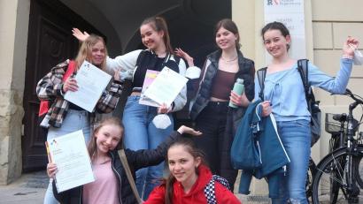 Bild: Doris Christl /exb
Die Gruppe der Teilnehmerinnen mit den stolzen Gewinnerinnen Elea Magnin (7a, 1. Platz Gruppe Anfänger, erste Reihe links), Isabell Kießlich (9b, 3. Platz Gruppe Fortgeschrittene, zweite Reihe links) und daneben Christina Sperl (9b, 1. Platz Gruppe Fortgeschrittene) vor der Regensburger Stadtbibliothek.