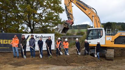 Bild: szl
Am Freitagvormittag erfolgte der Spatenstich für die aktuell größte Infrastrukturmaßnahme der Marktgemeinde Plößberg. Für 11 Millionen Euro wird die Stauseebrücke und die Gemeindeverbindungsstraße erneuert. Im Bild die Planer und Baufirmen sowie Vertreter des Markts Plößberg.