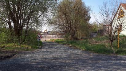Bild: pz
Der frühere Pfad zwischen der Baumeister-Emil-Engel-Straße und der Jakob-Steinfels-Straße (Bild) gehört inzwischen Sanierungsfläche und ist abgesperrt; ein Hinweisschild schickt Fußgänger über den Bahndamm weiter..