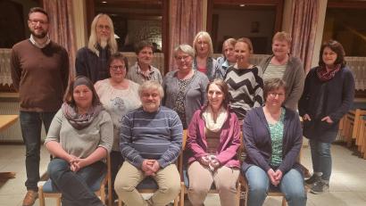 Bild: Theresia Otterbein/exb
Der neue Vorstand des Kastler Pfarrgemeinderats (hinten, von links): Pfarrer Johannes Arweck, Zweiter Vorsitzender Bernd Roithmeier, Vorsitzende Theresia Otterbein, Marianne Geitner, Zweite Vorsitzende Angelika Hiller, Gerlinde Mosner, Veronika Bäuml, Julia Wiesend, Regina Dürr und Daniela Kerschensteiner; sitzend (von links): Birgit Wiesend, Schriftführer Gernot Meier, Religionslehrerin mit Gemeindeauftrag Waltraud Geitner und Petra Färber.