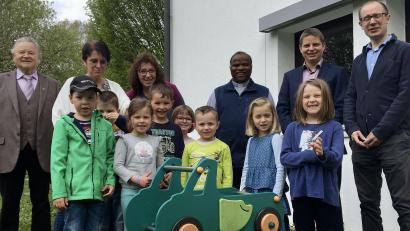 Bild: gri
Die Kinder des Wutschdorfer Kindergartens mit der Leiterin der Einrichtung, Heid Wagner (hinten, Zweite von links) und den Ehrengästen.