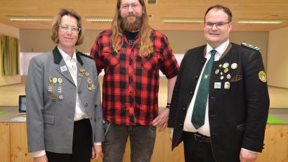 Bild: dob
Johannes Bayer aus Linglmühle (Mitte) hält seit 25 Jahren treu zu den St.-Thomas-Schützen Oberlind. Dafür würdigen ihn Schützenmeisterin Renate Kellner (links) und Gauschützenmeister Stefan Brandmiller (rechts).