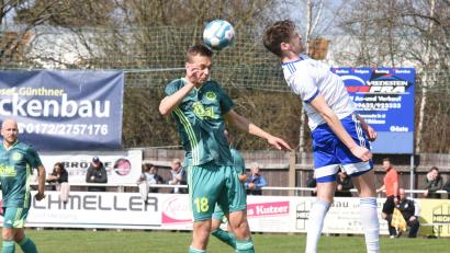 Archivbild: Gebert
Der SV Mitterteich tritt am Samstag beim SV Schwaig an. Das Hinspiel (Szene mit Laurentin Göhlert, links) gewannen die Stiftländer mit 3:2.